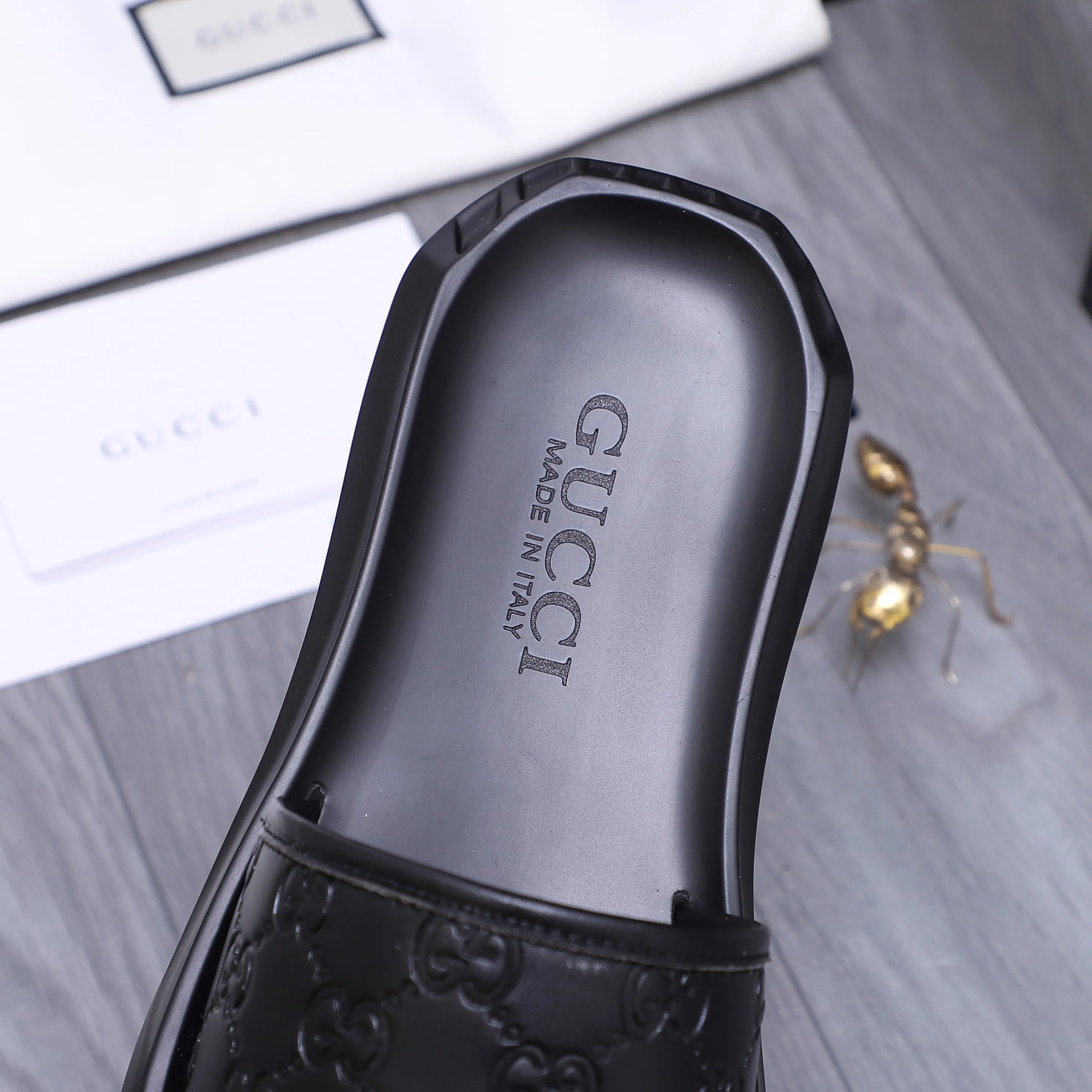 Men's shoes 💰280 Product trademark: GUCCI "Gucci" slippers Regular size: 38-44 (45.46 custom-made, non-returnable) Product materials: Selected embossed cowhide upper, instep imitation leather lining, original outsole